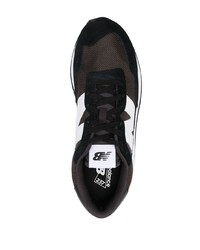 schwarze und weiße Sportschuhe von New Balance