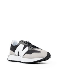 schwarze und weiße Sportschuhe von New Balance