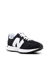 schwarze und weiße Sportschuhe von New Balance