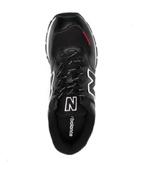 schwarze und weiße Sportschuhe von New Balance