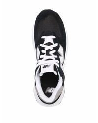 schwarze und weiße Sportschuhe von New Balance