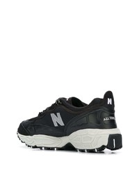 schwarze und weiße Sportschuhe von New Balance