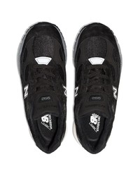 schwarze und weiße Sportschuhe von New Balance