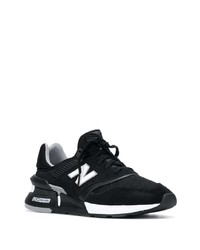 schwarze und weiße Sportschuhe von New Balance