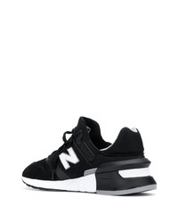 schwarze und weiße Sportschuhe von New Balance