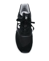 schwarze und weiße Sportschuhe von New Balance