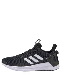 schwarze und weiße Sportschuhe von adidas