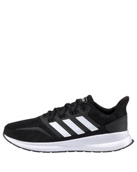 schwarze und weiße Sportschuhe von adidas