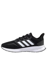 schwarze und weiße Sportschuhe von adidas