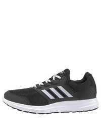 schwarze und weiße Sportschuhe von adidas