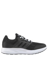 schwarze und weiße Sportschuhe von adidas