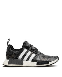 schwarze und weiße Sportschuhe von adidas