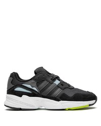 schwarze und weiße Sportschuhe von adidas