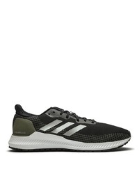 schwarze und weiße Sportschuhe von adidas