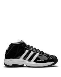 schwarze und weiße Sportschuhe von adidas