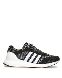 schwarze und weiße Sportschuhe von adidas