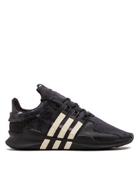 schwarze und weiße Sportschuhe von adidas