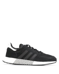 schwarze und weiße Sportschuhe von adidas