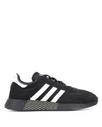 schwarze und weiße Sportschuhe von adidas