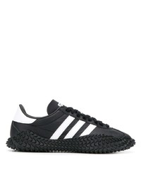 schwarze und weiße Sportschuhe von adidas