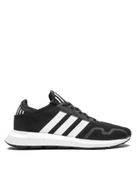 schwarze und weiße Sportschuhe von adidas