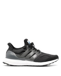 schwarze und weiße Sportschuhe von adidas