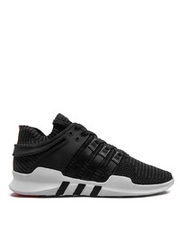 schwarze und weiße Sportschuhe von adidas