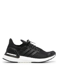 schwarze und weiße Sportschuhe von adidas