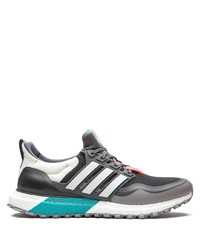 schwarze und weiße Sportschuhe von adidas