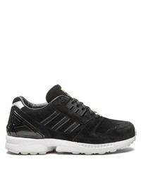 schwarze und weiße Sportschuhe von adidas