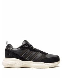 schwarze und weiße Sportschuhe von adidas