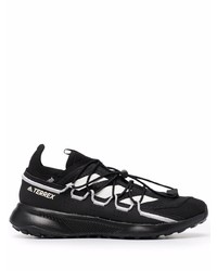 schwarze und weiße Sportschuhe von adidas