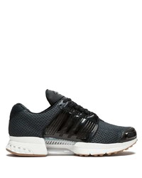 schwarze und weiße Sportschuhe von adidas