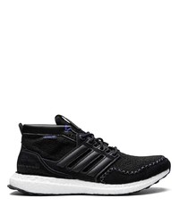 schwarze und weiße Sportschuhe von adidas