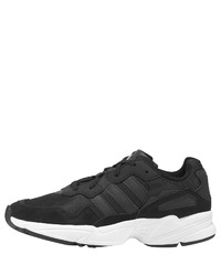 schwarze und weiße Sportschuhe von adidas Originals