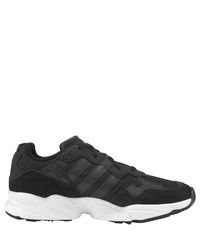 schwarze und weiße Sportschuhe von adidas Originals