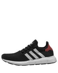 schwarze und weiße Sportschuhe von adidas Originals