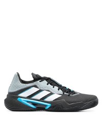 schwarze und weiße Sportschuhe von adidas Tennis