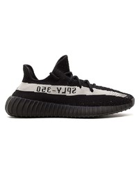 schwarze und weiße Sportschuhe von adidas YEEZY