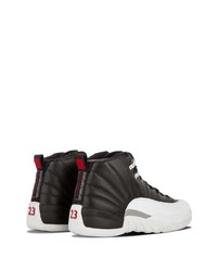 schwarze und weiße Sportschuhe von Jordan