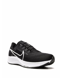 schwarze und weiße Sportschuhe von Nike