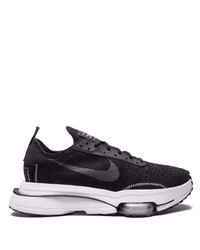 schwarze und weiße Sportschuhe von Nike