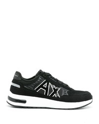 schwarze und weiße Sportschuhe von Armani Exchange