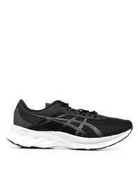 schwarze und weiße Sportschuhe von Asics