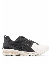 schwarze und weiße Sportschuhe von Asics