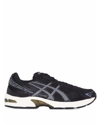 schwarze und weiße Sportschuhe von Asics