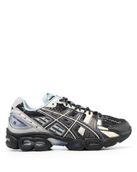 schwarze und weiße Sportschuhe von Asics