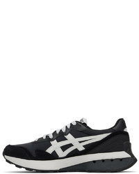 schwarze und weiße Sportschuhe von Asics