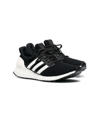 schwarze und weiße Sportschuhe von adidas