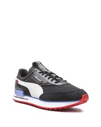 schwarze und weiße Sportschuhe von Puma